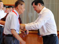 牢記初心使命，堅定理想信念 天康集團黨委舉行“光榮在黨50年”紀念章頒發儀式
