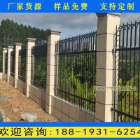 江門項(xiàng)目部圍墻護(hù)欄現(xiàn)貨 三橫梁帶花圍欄廠家 小區(qū)鋅鋼護(hù)欄網(wǎng)