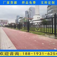 廣州市區(qū)人行道護欄圖片 市政道路防護欄桿廠家 黑色方管護欄